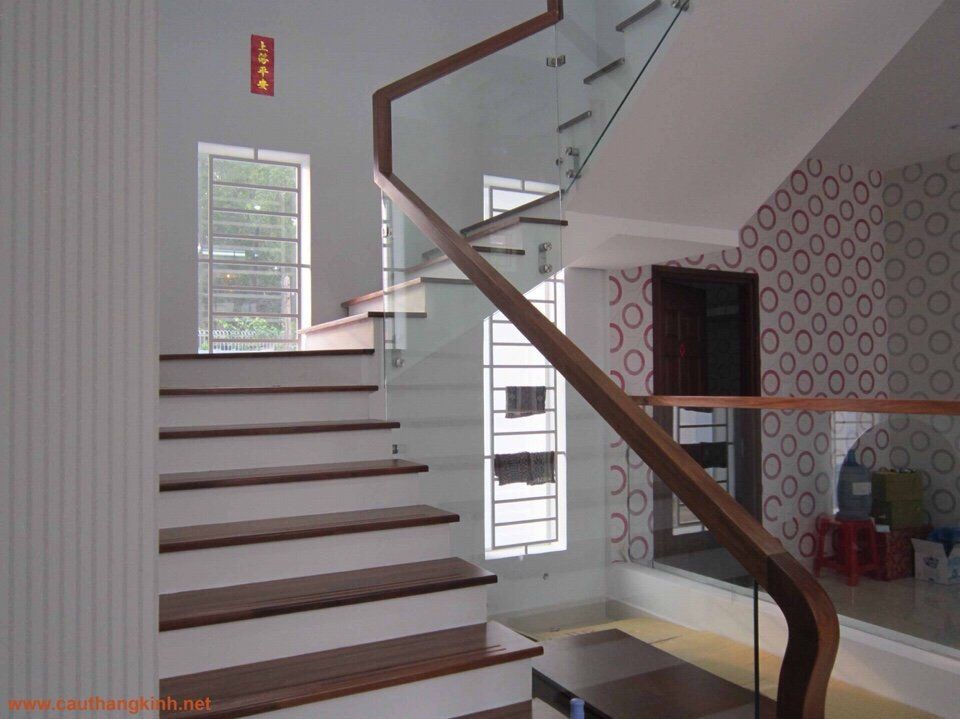 cầu thang kính bắt bát cầu thang kính ốp sườn