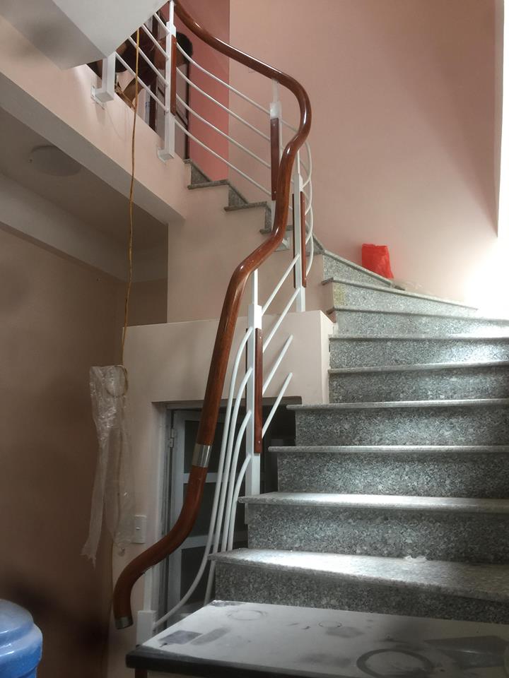 cầu thang sắt tay vịn nhựa