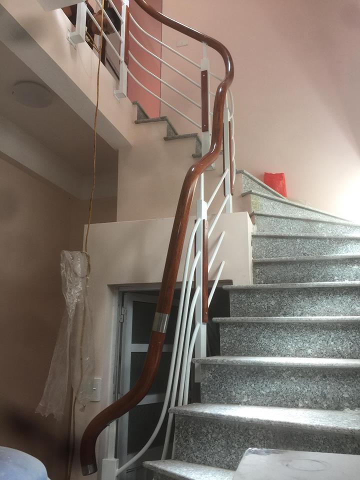 cầu thang sắt tay vịn nhựa