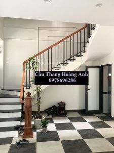 Cầu thang sắt tay vịn gỗ tại vinhomes