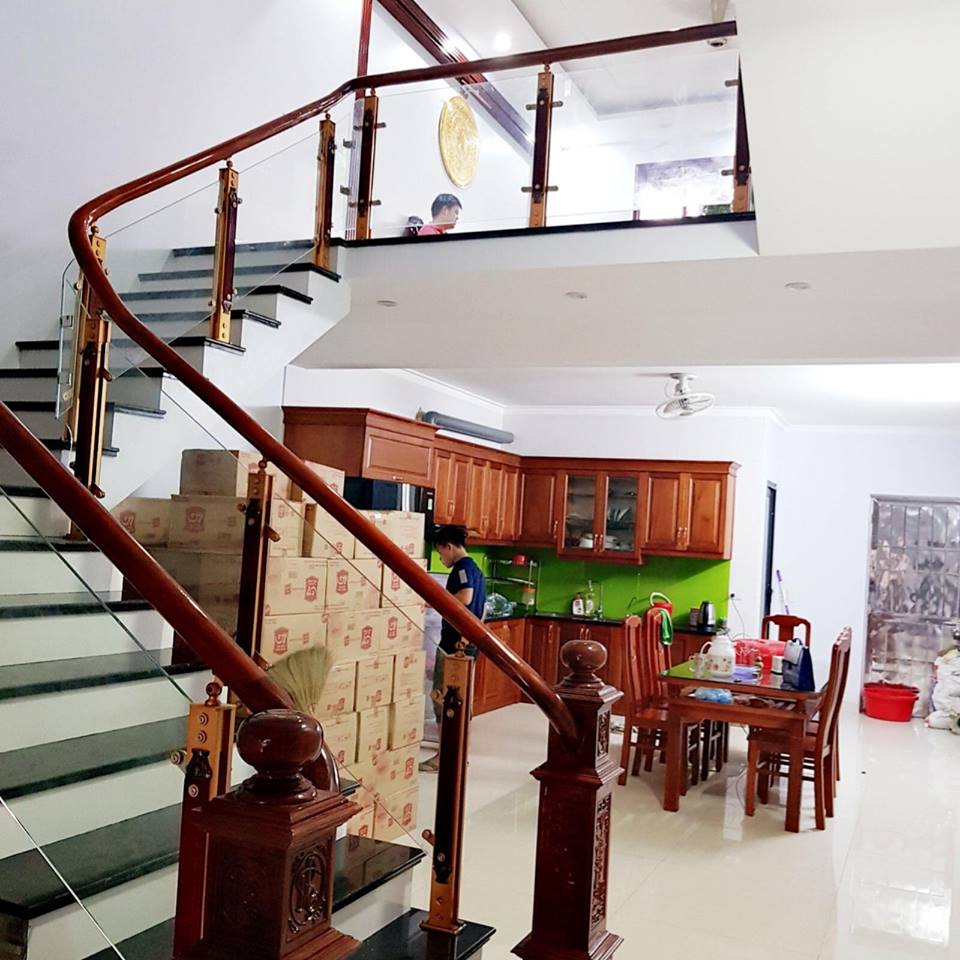 Cầu thang nhôm kính tay vịn gỗ Cầu thang nhôm kính tay vịn gỗ