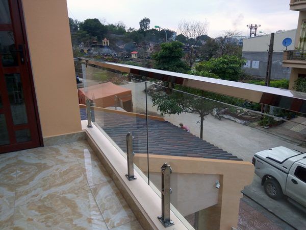 lan can kính trụ lửng khi hoàn thiện