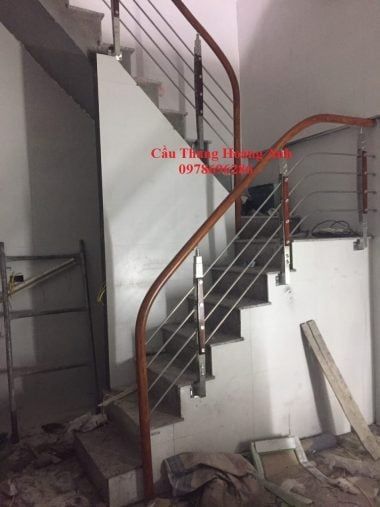 cầu thang suốt inox tay vịn nhựa
