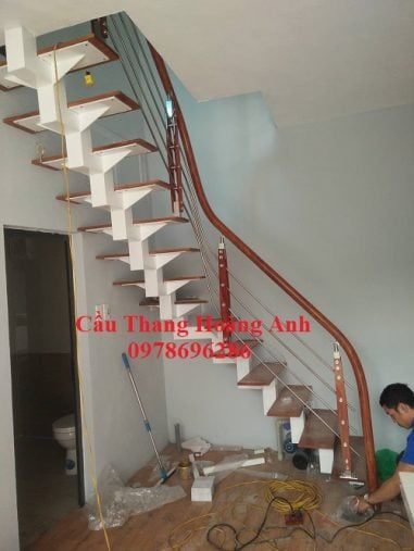 cầu thang suốt sắt tay vịn nhựa vân gỗ