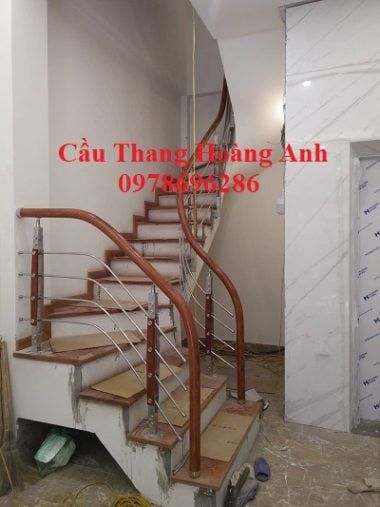 cầu thang suốt sắt tay vịn nhựa vân gỗ