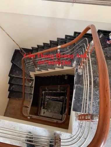 cầu thang suốt sắt tay vịn nhựa vân gỗ