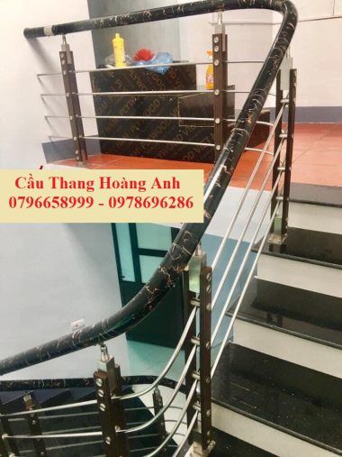 Cầu thang inox tay vịn nhựa xanh vân đá