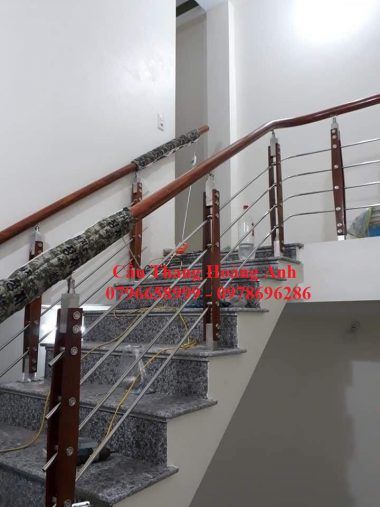 Tay vịn nhựa trong quá trình thi công