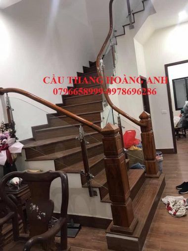 Cầu thang kính cường lực ốp sườn cầu thang 02