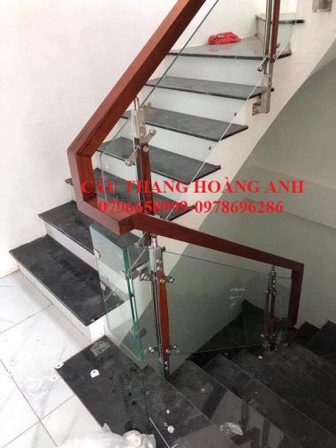 Cầu thang kính cường lực ốp sườn cầu thang 01