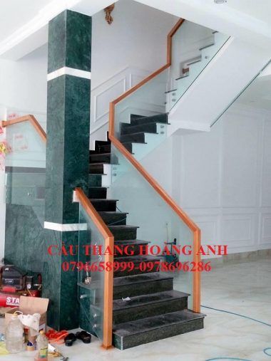 Cầu thang kính ốp sườn đẹp 02