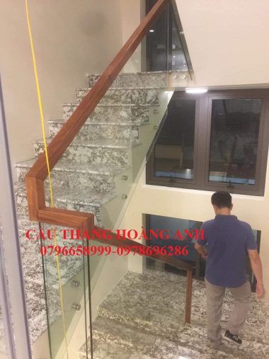 Cầu thang kính ốp sườn đẹp 04