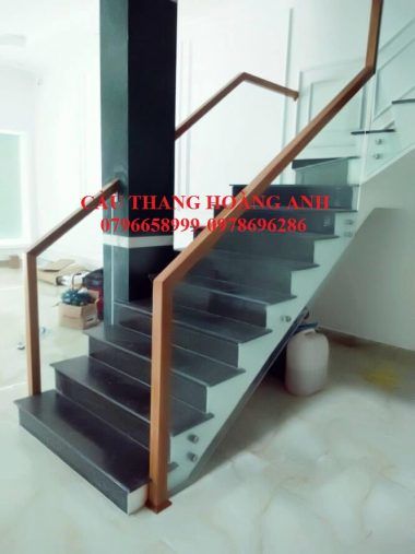 Cầu thang kính ốp sườn đẹp 03