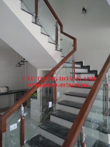 Mẫu cầu thang kính tay gỗ vuông nổi bật nhất 01