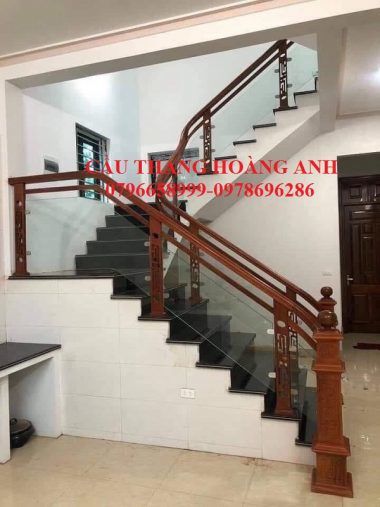 cầu thang gỗ kính cổ kính pha chút hiện đại
