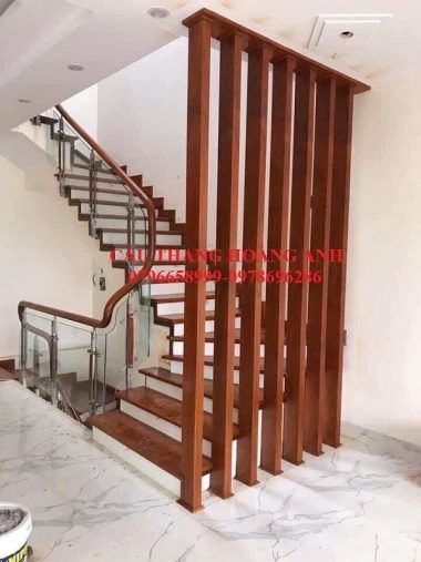 Cầu thang kính cường lực 10mm.Tay vịn gỗ lim nam phi tròn 65mm. 01