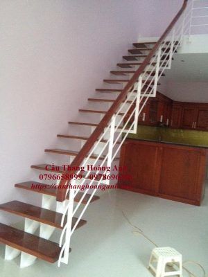 Cầu thang sắt sơn trắng tay vịn gỗ