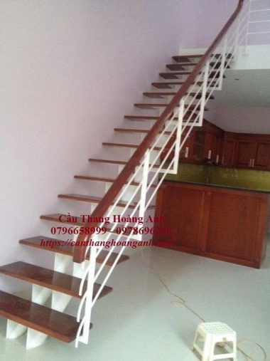 Cầu thang sắt sơn trắng tay vịn gỗ