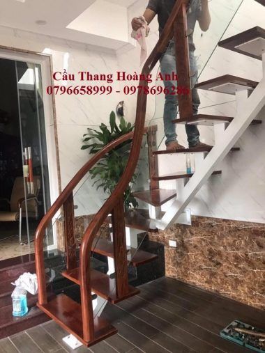 Cầu thang xương cá sơn trắng mặt bậc gỗ