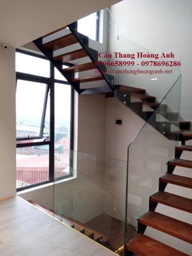 cầu thang xương cá đôi lan can kính cường lực