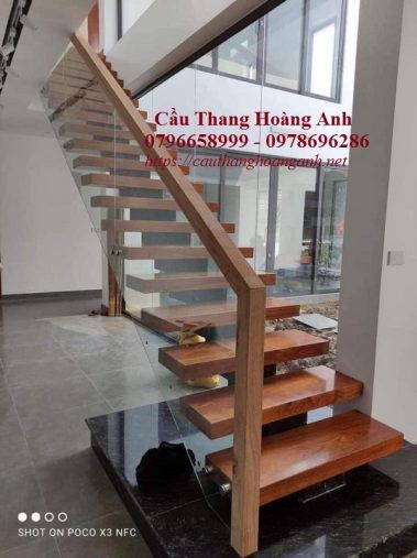Cầu thang xương cá đơn mặt bậc gỗ lim