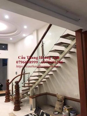 cầu thang xương cá đơn mặt bậc gỗ tại Hà Nội