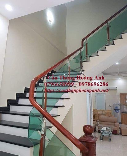 Cầu thang kính cường lực chân inox tay vịn gỗ lim