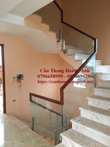 Mẫu cầu thang kính cường lực đẹp chân lửng inox 304,tay vịn gỗ