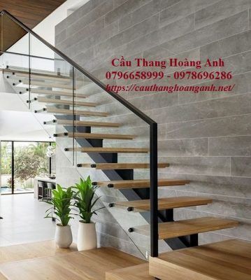 Cầu thang kính cường lực kết hợp xương cá mặt bậc gỗ