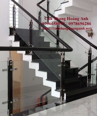 Cầu thang kính cường lực tay vịn gỗ sơn đen