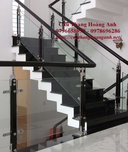 Cầu thang kính cường lực tay vịn gỗ sơn đen