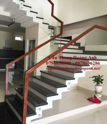 Cầu thang kính bắt má ngoài cầu thang tay vịn gỗ lim