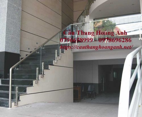 Cầu thang kính cường lực chân lửng ốp sườn tay vịn inox 304