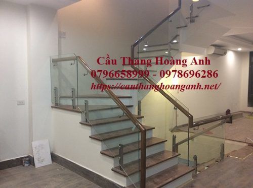 Cầu thang kính chân lửng tay vịn gỗ lim bắt cạnh