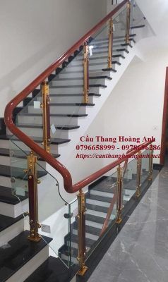 Cầu thang kính cường lực chân nhôm hợp kim màu vàng